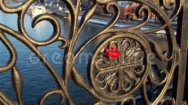 爱锁附在河上桥的栅栏上。 莫斯科。 俄罗斯。